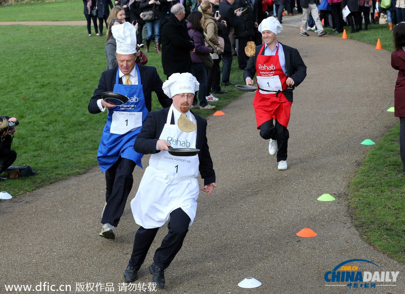 英议会举办端煎饼赛跑活动 美女议员不顾形象