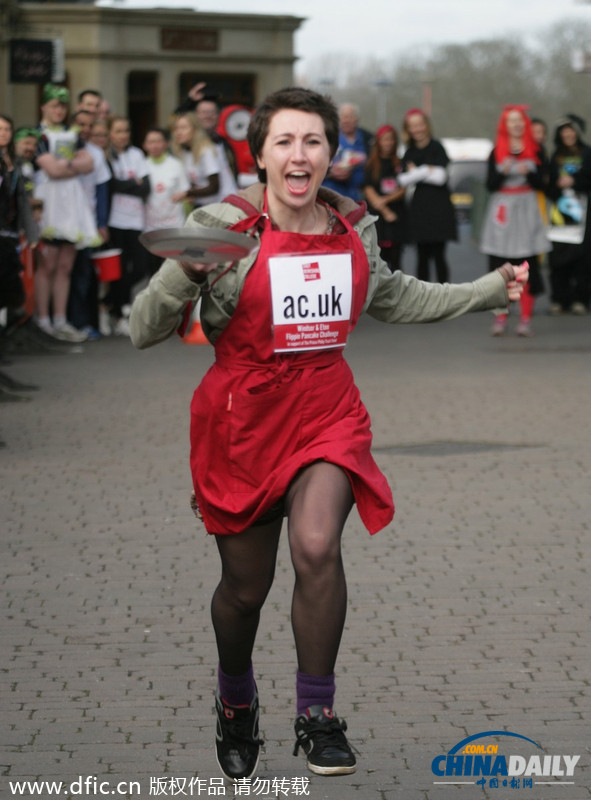 英议会举办端煎饼赛跑活动 美女议员不顾形象