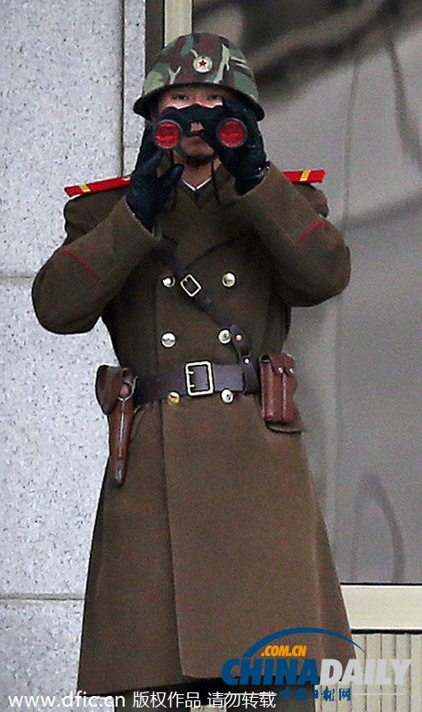朝韩边境板门店 朝鲜士兵举望远镜向外张望[2