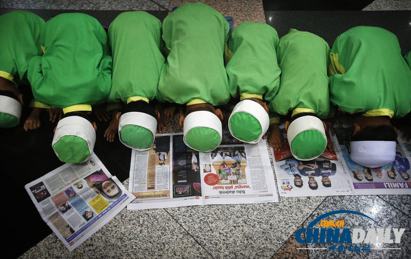 马来西亚穆斯林跪地为失联航班祈福[2]