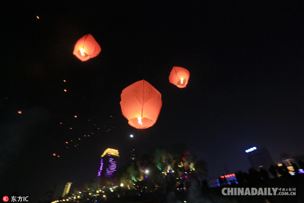 全国各地迎新年：2018，请对我好一点