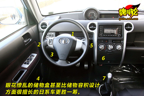 油门,刹车及离合器都以银色面板装饰