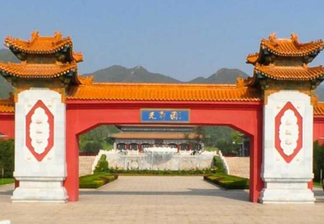 清明佳节别样游 寄托哀思墓园之旅