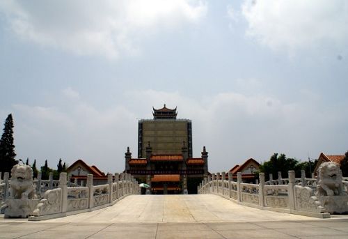 清明佳节别样游 寄托哀思墓园之旅