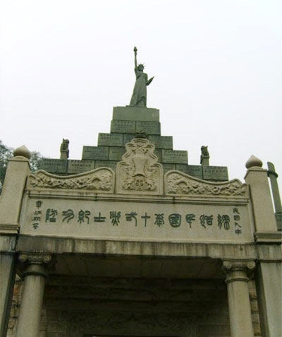 清明佳节别样游 寄托哀思墓园之旅