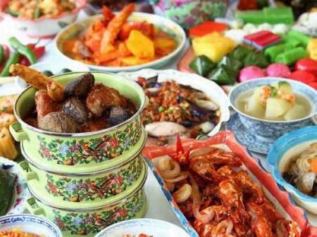 新加坡的大小食品厂都在赶制精美的食物