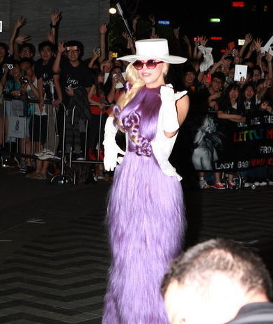 Lady Gaga抵港 紫色头发裙亮相裸背秀纹身[1]