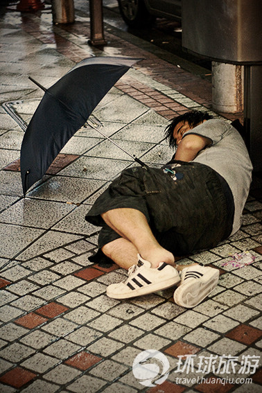露宿街头的东京白领