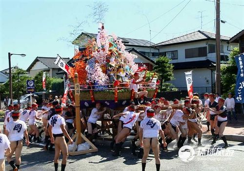日本奇特民俗传统夏日祭光屁股节
