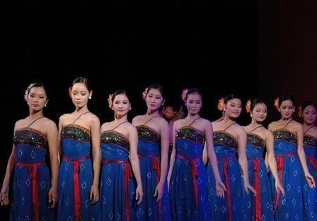 抓拍越南街头美女白美纯 装扮脱俗显文静