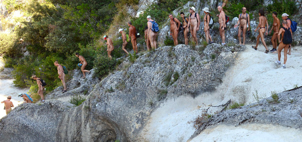 裸体主义者徒步旅行+亲近大自然体验别样生活