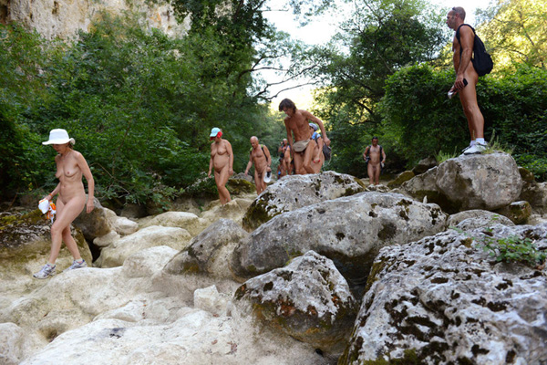 裸体主义者徒步旅行 亲近大自然体验别样生