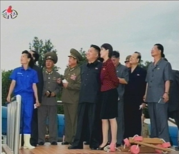 金正恩已婚 妻子李雪珠与金正恩亲密互动罕见照曝光