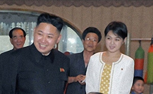 金正恩已婚 妻子李雪珠与金正恩亲密互动罕见照曝光