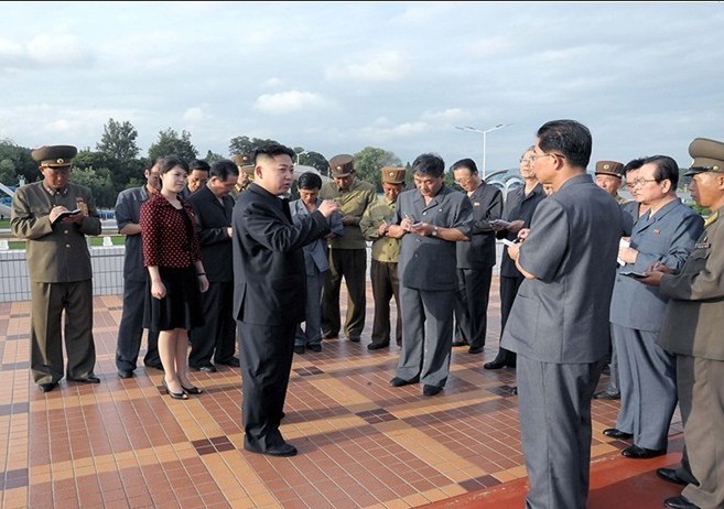 金正恩已婚 妻子李雪珠与金正恩亲密互动罕见照曝光