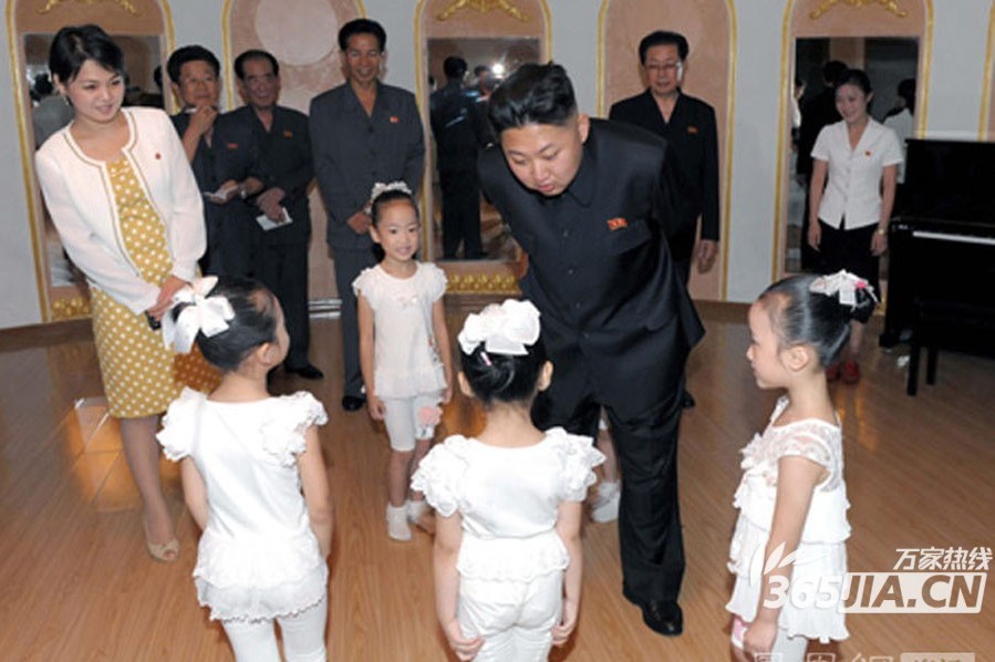 金正恩已婚 妻子李雪珠与金正恩亲密互动罕见照曝光