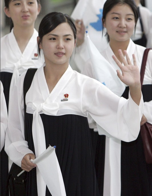 金正恩已婚 妻子李雪珠与金正恩亲密互动罕见照曝光