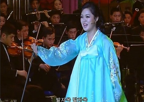 金正恩已婚 妻子李雪珠与金正恩亲密互动罕见照曝光