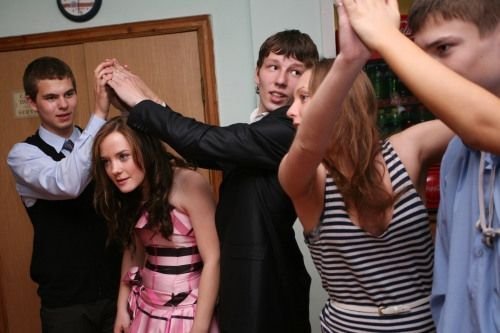 俄罗斯少女<em>成人</em>礼:竟是大胆豪放<em>女仆</em>装(组图)[