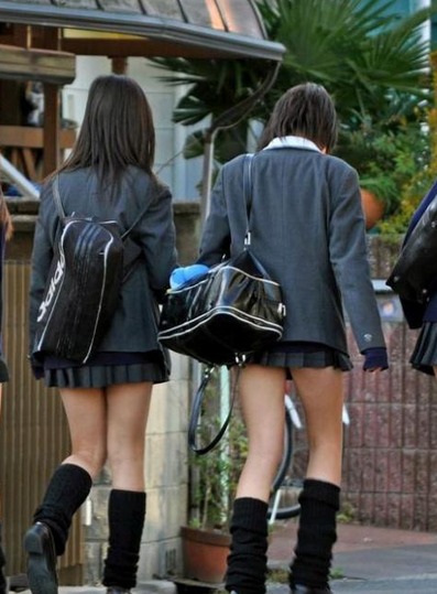 街拍日本女生校裙 再短也不怕走光