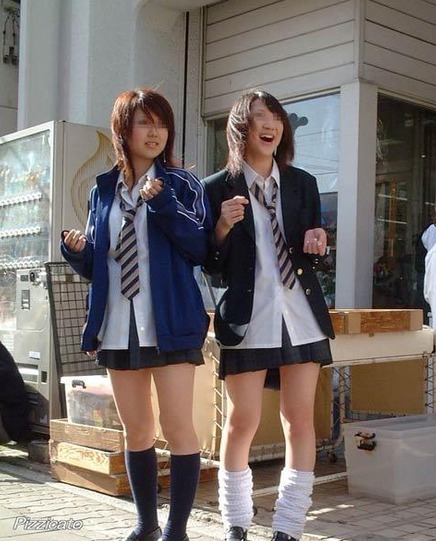 街拍日本女生校裙 再短也不怕走光
