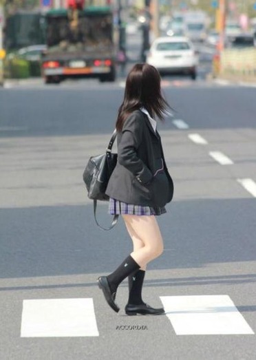 街拍日本女生校裙 再短也不怕走光