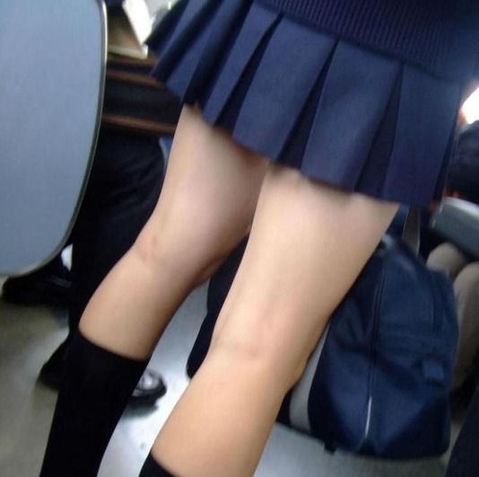 街拍日本女生校裙 再短也不怕走光
