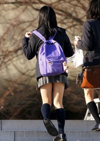 街拍日本女生校裙 再短也不怕走光