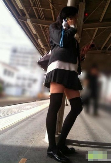 街拍日本女生校裙 再短也不怕走光