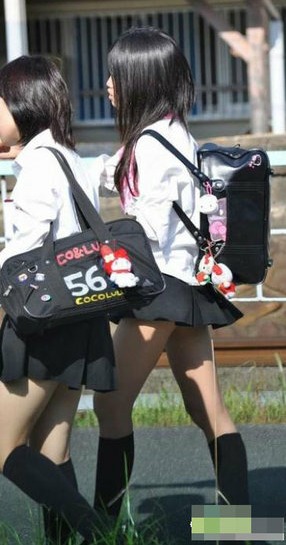 街拍日本女生校裙 再短也不怕走光