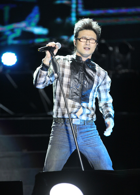 汪峰北京举办演唱会 摇滚体验high翻工体