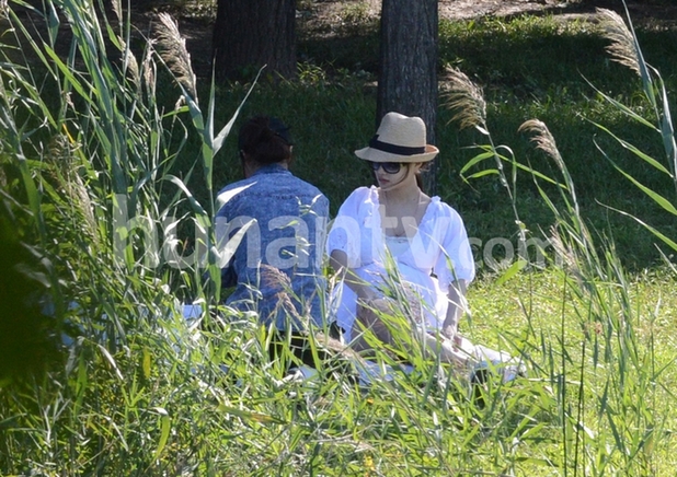 李小璐挺肚与贾乃亮逛公园 坐草坪嘟嘴自拍