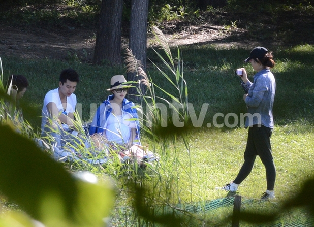 李小璐挺肚与贾乃亮逛公园 坐草坪嘟嘴自拍