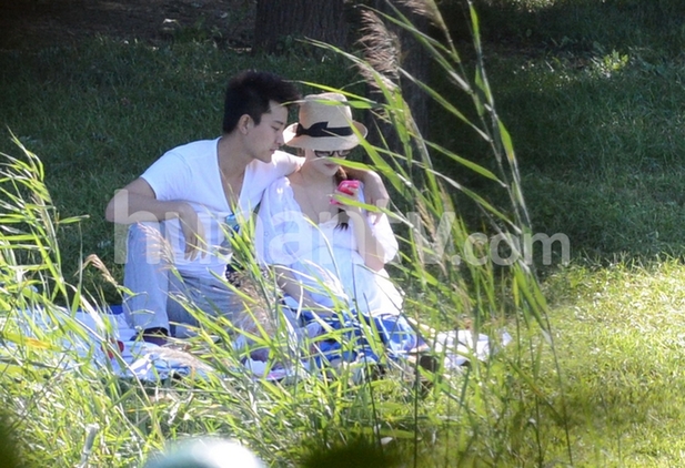 李小璐挺肚与贾乃亮逛公园 坐草坪嘟嘴自拍