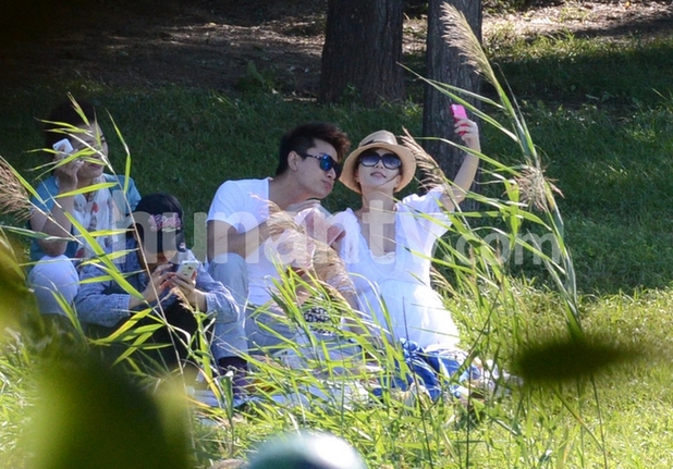 李小璐挺肚与贾乃亮逛公园 坐草坪嘟嘴自拍