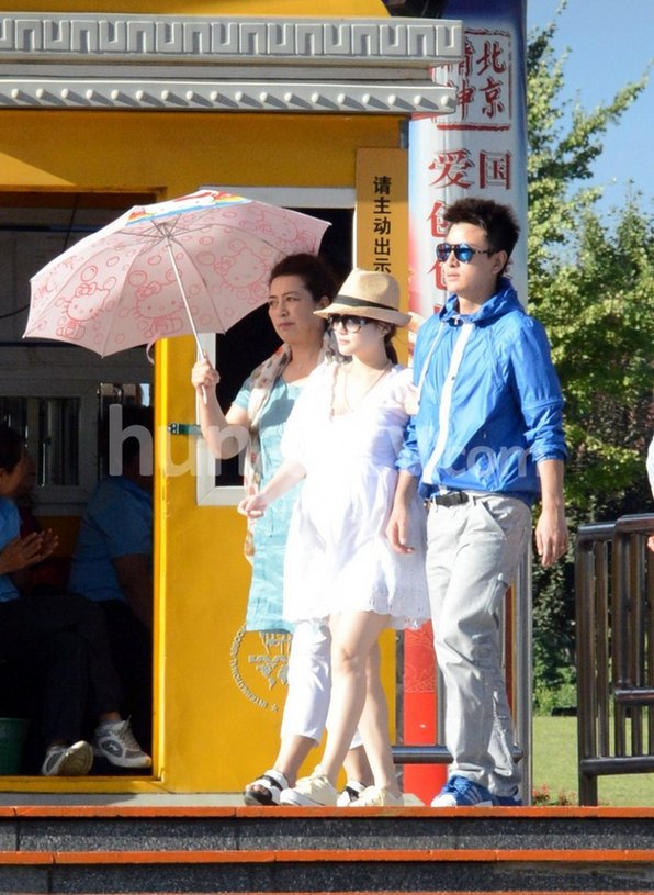 李小璐挺肚与贾乃亮逛公园 坐草坪嘟嘴自拍