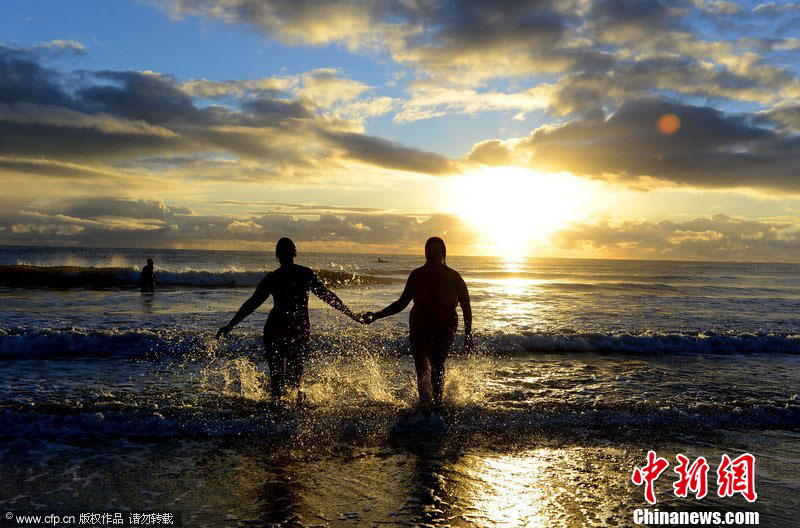 美国海滩200人集体裸泳