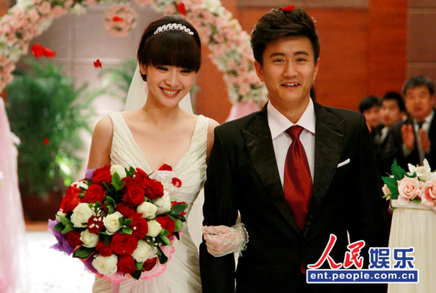 柳岩披婚纱化身美娇娘 中式红旗袍温婉古典