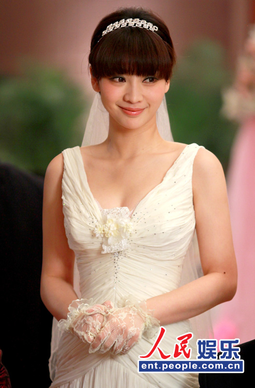 柳岩披婚纱化身美娇娘 中式红旗袍温婉古典