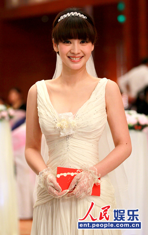 柳岩披婚纱化身美娇娘 中式红旗袍温婉古典