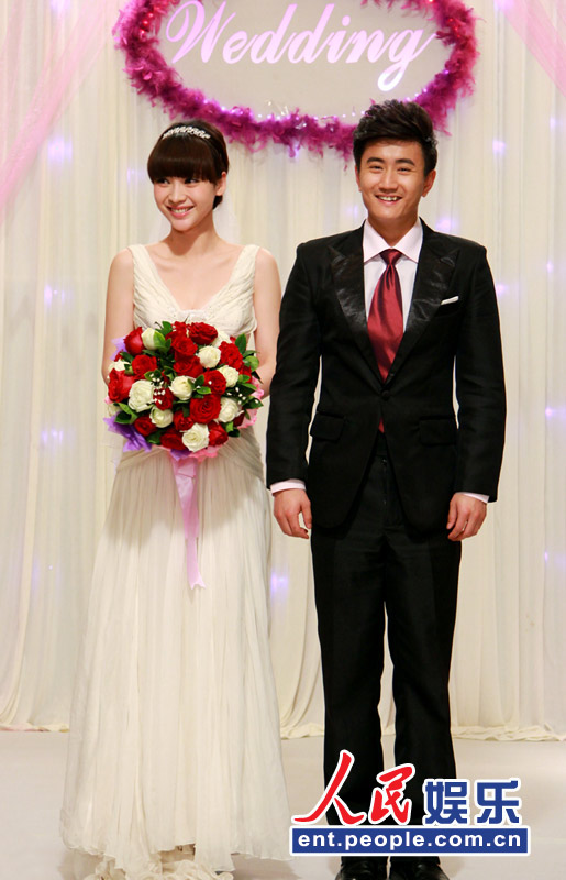 柳岩披婚纱化身美娇娘 中式红旗袍温婉古典