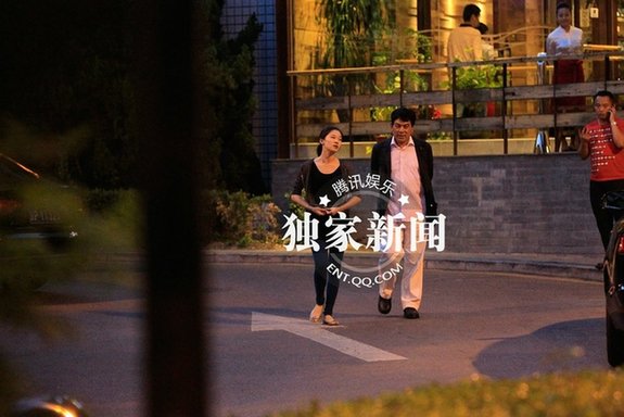 朱时茂独会80后女子 打包剩饭同车离开[图]