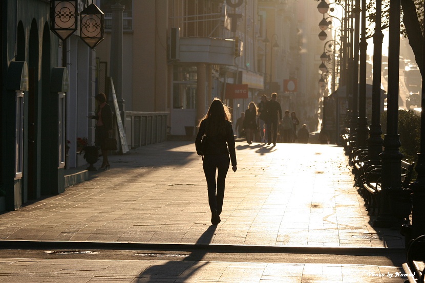 街拍俄罗斯美女 肌肤白里透红令男游客垂涎(组图)