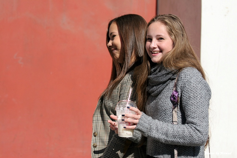 街拍俄罗斯美女 肌肤白里透红令男游客垂涎(组图)