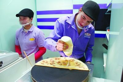 老外们开特色小店：法国帅哥街边摊煎饼