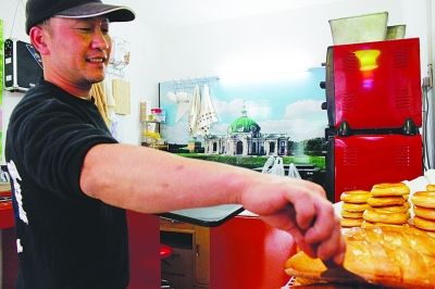 老外们开特色小店：法国帅哥街边摊煎饼