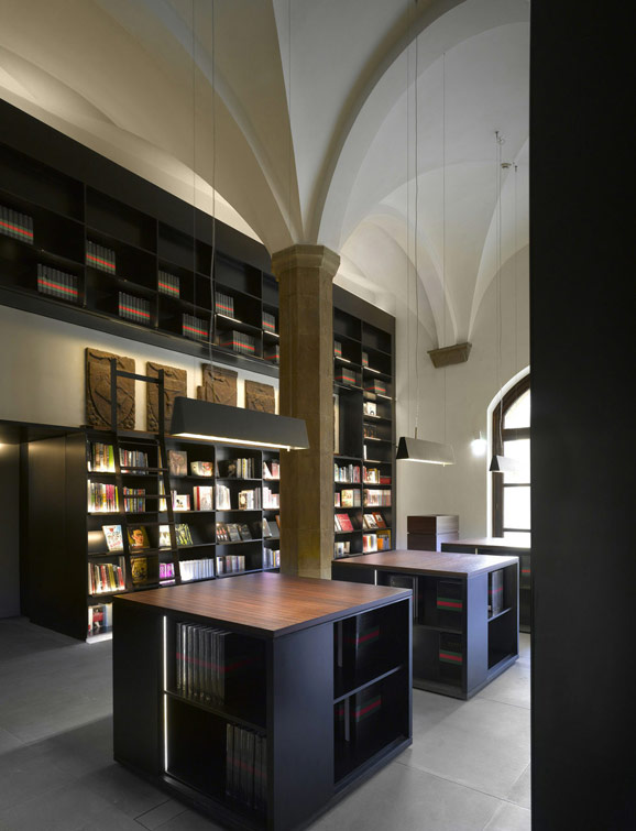 意大利古驰博物馆书店 回归古典的阅读体验[1