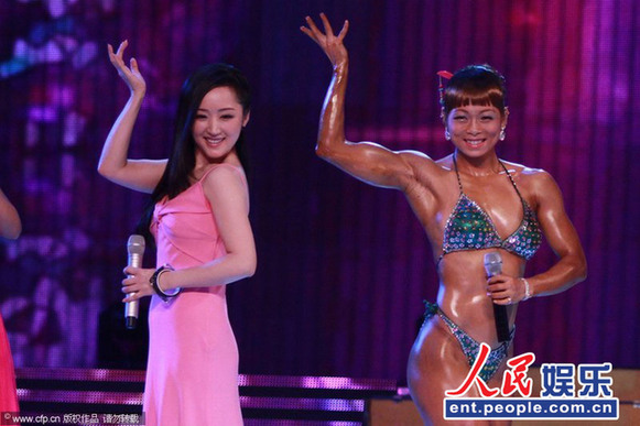 杨钰莹粉嫩低胸装秀美胸 蔡少芬挺大肚助阵[图]