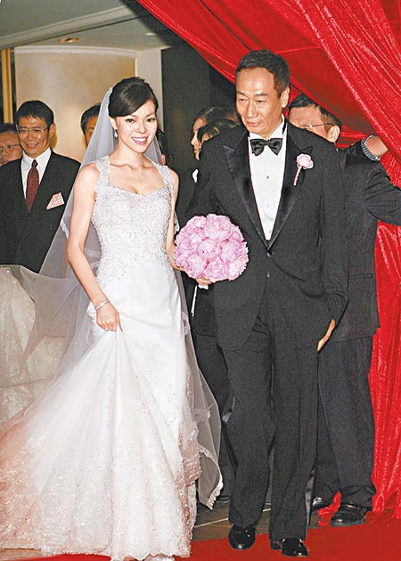 台设计师黄淑琦坠楼身亡 曾设计范玮琪婚纱