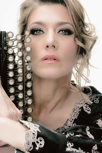 男艺人爱洋妞：细数华人男星的外籍妻